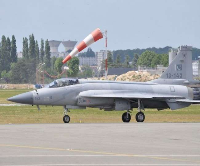 pakistan-all-weather-multi-role-fighter-jf17-turns